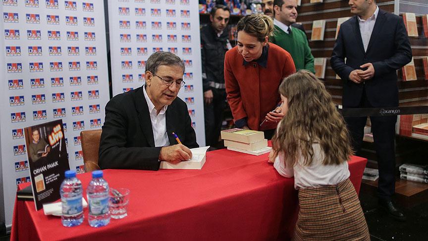 Orhan Pamuk Kitap İmzalarken